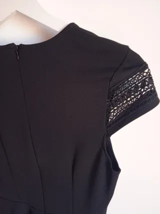 Vestido negro H&M con encaje.