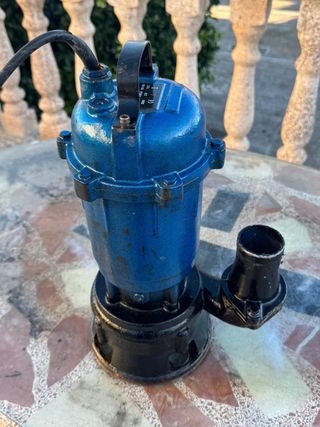 Bomba de agua sumergible azul + manguera azul