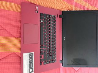 Ordenador portátil Acer rojo con pegatinas