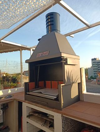 Nuove griglie a legna in metallo e pietra