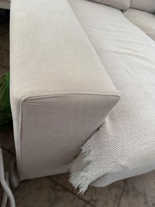 Sofá cheslong  beige con cojines rosas