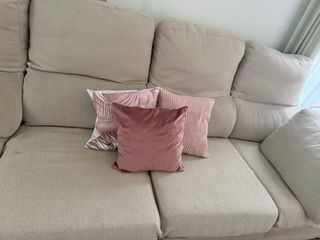 Sofá cheslong  beige con cojines rosas
