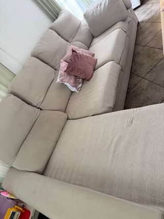 Sofá cheslong  beige con cojines rosas