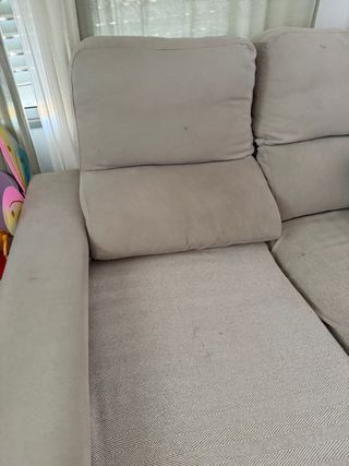Sofá cheslong  beige con cojines rosas
