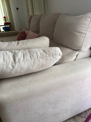 Sofá cheslong  beige con cojines rosas