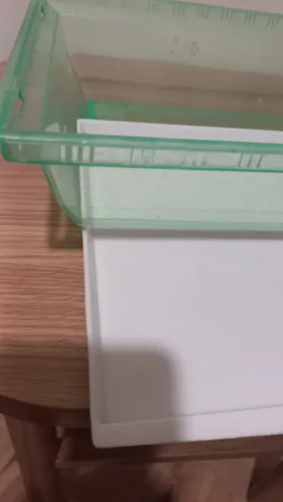 Bandeja de jaula verde y blanca