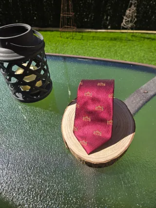 Corbata burdeos con portada feria de Sevilla 2026