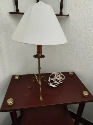 Lámpara de mesa dorada y blanca