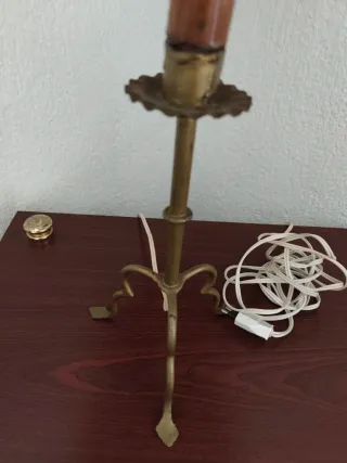 Lámpara de mesa dorada y blanca