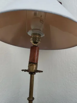 Lámpara de mesa dorada y blanca