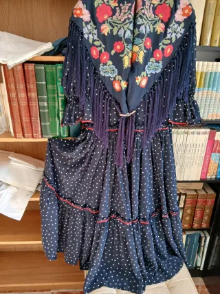Traje de flamenca azul con lunares