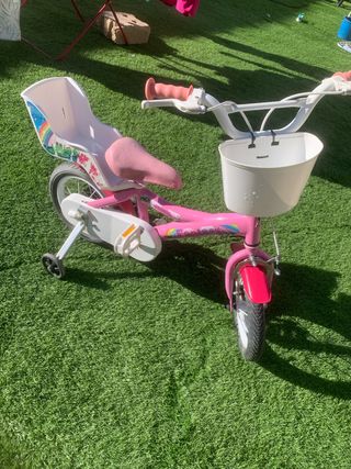 Bicicleta infantil rosa con cesta