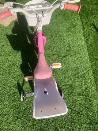 Bicicleta infantil rosa con cesta