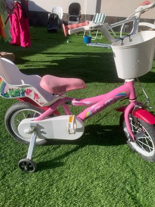 Bicicleta infantil rosa con cesta