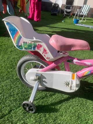 Bicicleta infantil rosa con cesta