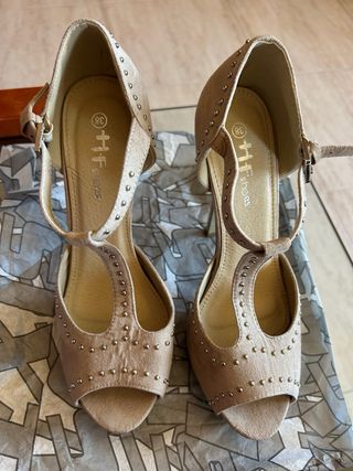 Sandalias tacón tachuelas beige
