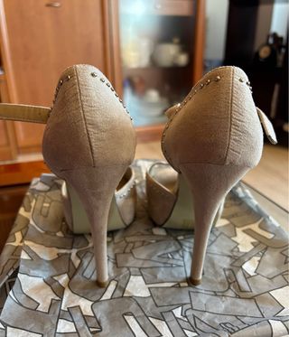 Sandalias tacón tachuelas beige