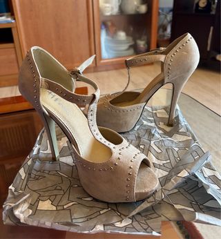 Sandalias tacón tachuelas beige