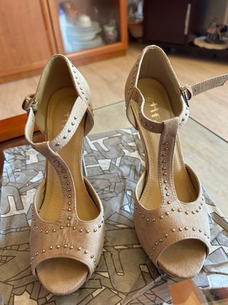 Sandalias tacón tachuelas beige