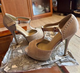 Sandalias tacón tachuelas beige