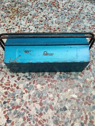 Caja de herramientas azul metálica