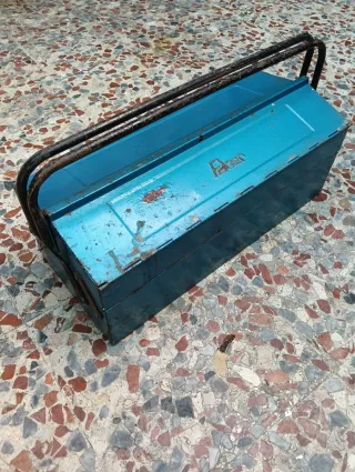 Caja de herramientas azul metálica