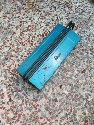 Caja de herramientas azul metálica