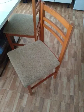 Sillas de madera y tela