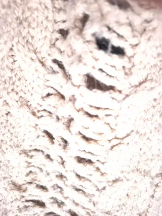 Jersey beige de punto con calados