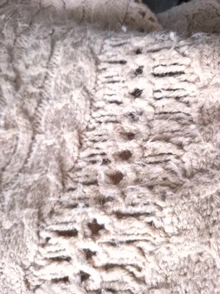 Jersey beige de punto con calados