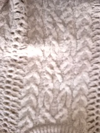 Jersey beige de punto con calados