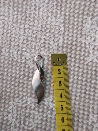 Colgante de plata entrelazado.