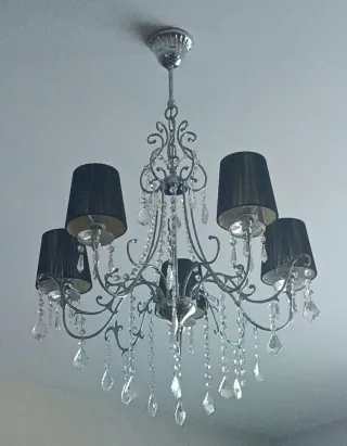 Lámpara de araña con cristales y pantallas