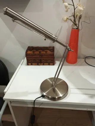 Lámpara de escritorio LED plateada