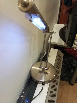 Lámpara de escritorio LED plateada