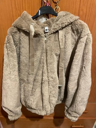 Chaqueta beige pelo con capucha
