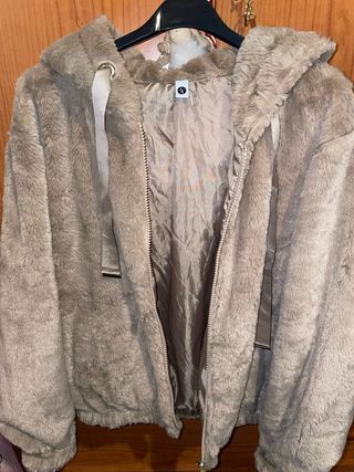 Chaqueta beige pelo con capucha