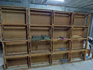 Estantería metálica y cajas de madera