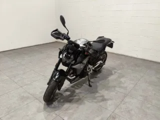 BMW F900 R Naked Moto Negra y Plateada