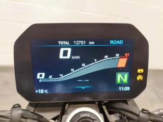 BMW F900 R Naked Moto Negra y Plateada