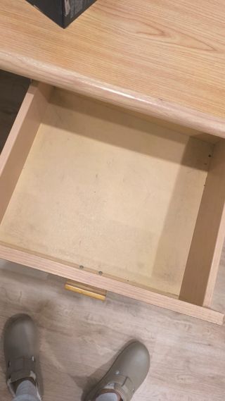 Escritorio de madera con cajones como nuevo