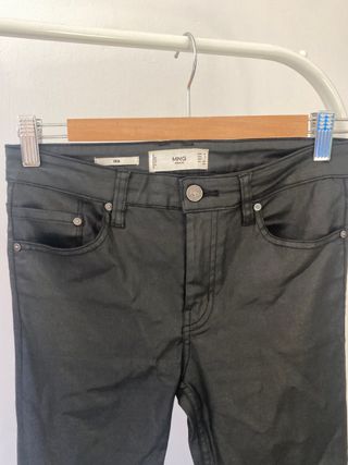Pantalón polipiel negro Mango Talla 34.