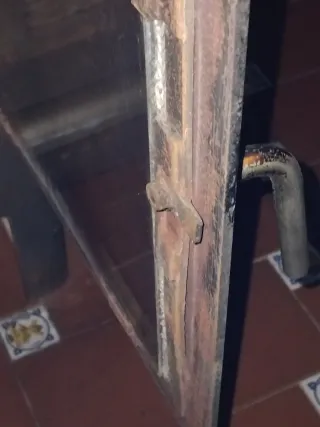 Estufa de leña con puerta de cristal