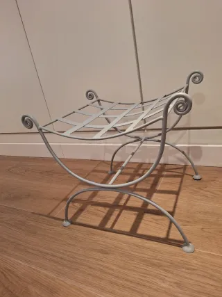 Banco de metal pintado a mano