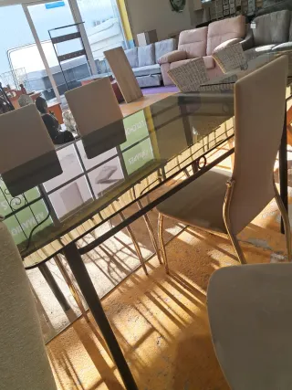 Mesa de cristal y 4 sillas