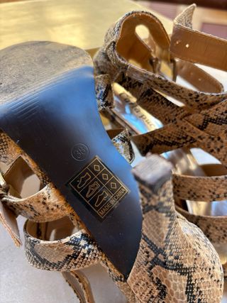 Sandalias Carla Pucci efecto piel de serpiente