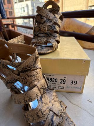 Sandalias Carla Pucci efecto piel de serpiente