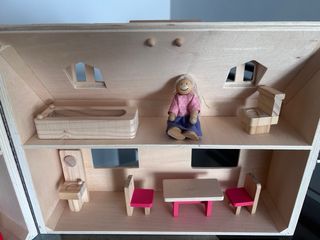 Casita de muñecas de madera
