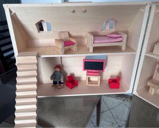 Casita de muñecas de madera