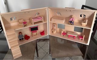 Casita de muñecas de madera